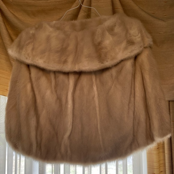 3 furs full an 3 half fur an leather. Worn twice an 4 never worn. - Picture 11 of 12